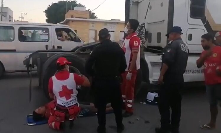 Un motociclista chocó contra un tráiler que se voló un alto en el centro de Progreso