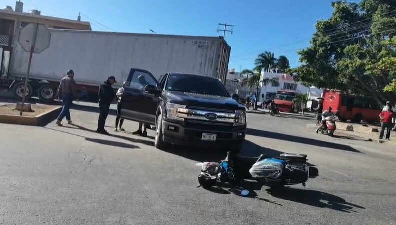 Un turista se voló un alto, chocó y lesiono a una motociclista en el centro de Progreso