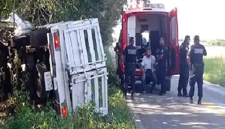 Rápido y veloz, pero volcado dentro de la maleza termino un joven de Panabá