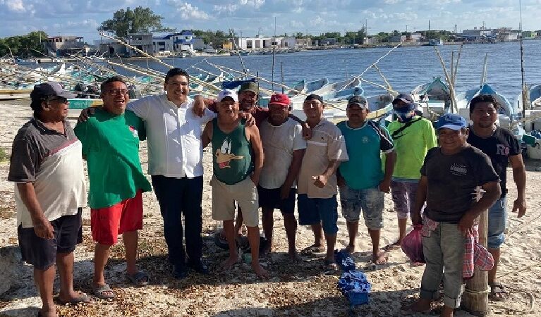 Mario Peraza saludó con sombrero ajeno y pidió el voto para el 2024 en Celestún