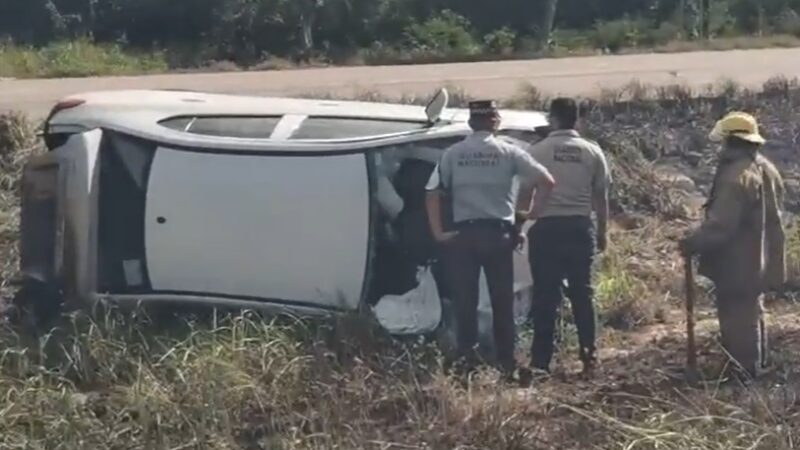 Joven conductor volcó e incendio su Dodge Attitude, en la Mérida- Progreso