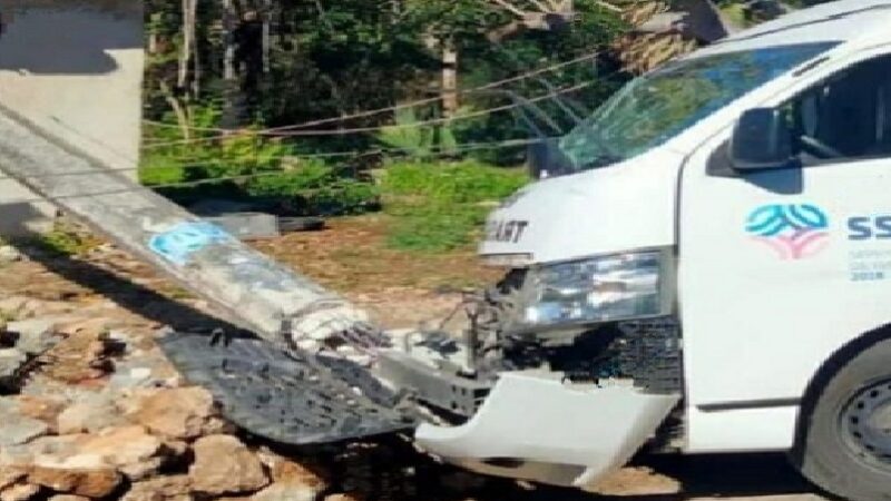 Navidad accidentada para alumnos de una telesecundaria de Maxcanú: chocaron con poste de CFE