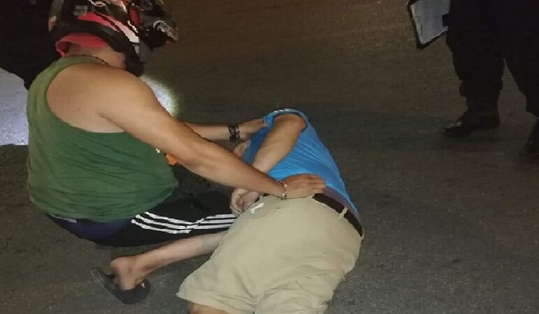 Un desconocido cayó al suelo y convulsiono en la Cinco Colonias