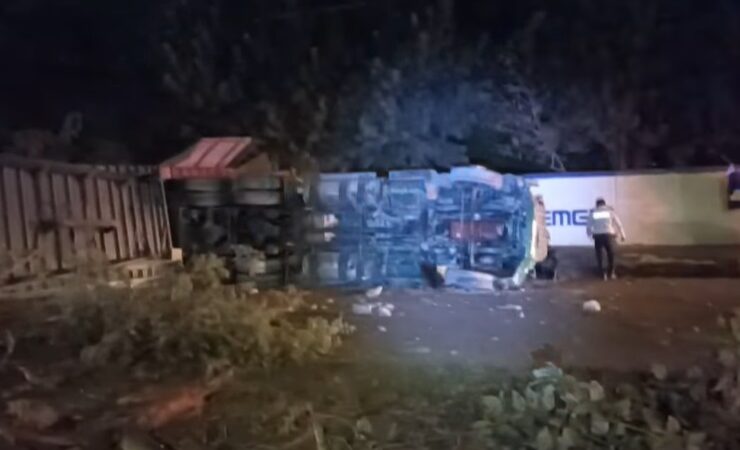 El chofer de un tráiler de doble remolque volcó en el periférico de Mérida