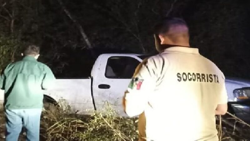 El chofer de una camioneta salió de la carretera y termino dentro de la maleza en la vía Motul – Muxupip
