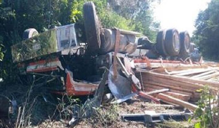 Un tráilero quedo prensado y herido de gravedad tras volcar en Peto