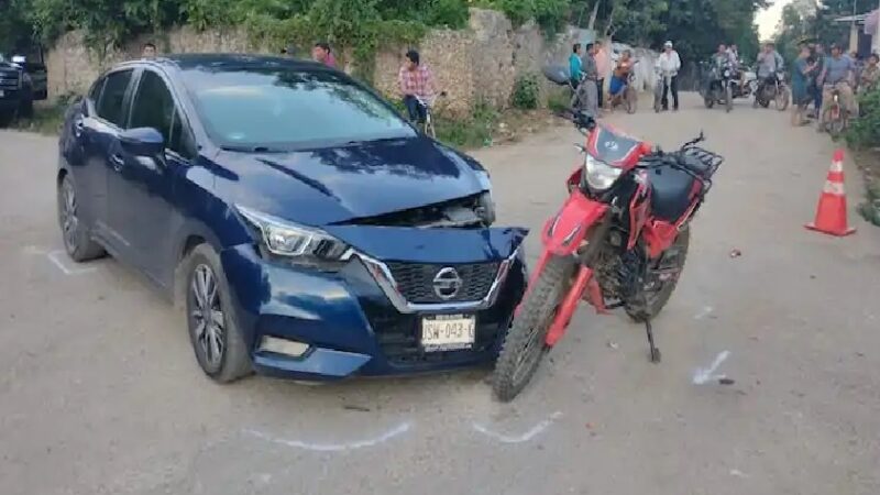 Joven motociclista chocó y corriendo busco a su mamá para que solucione su problema  