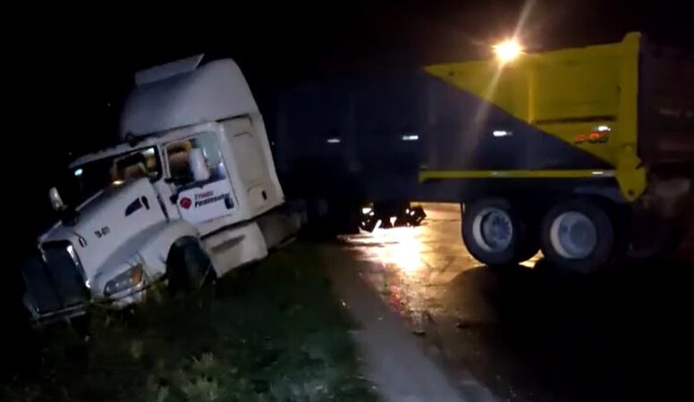 Le patinó su tráiler por la carretera mojada y salió en el periférico de Mérida