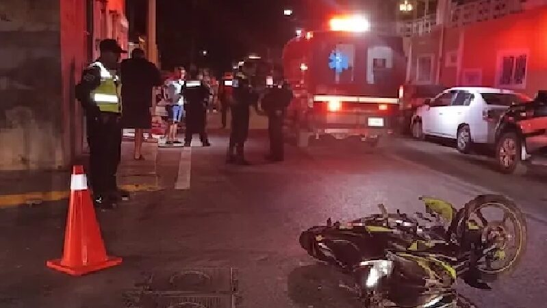 Un motociclista se voló un alto y chocó contra un Attitud en el barrio de Santa Lucía
