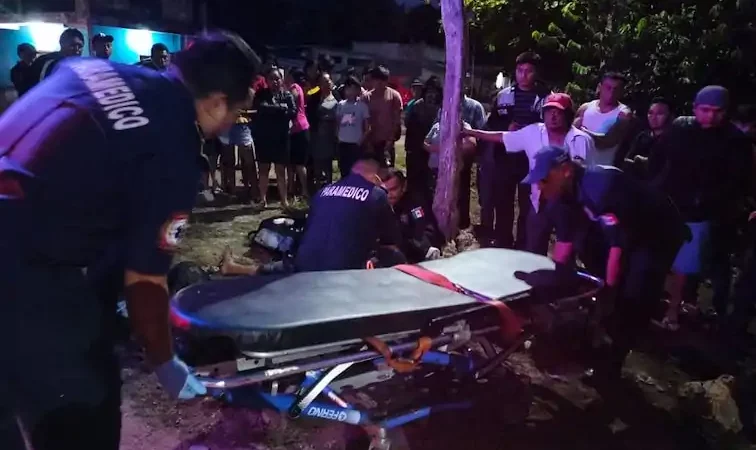 Dos jóvenes motociclista chocaron con un taxi y lesionaron en Popolnah