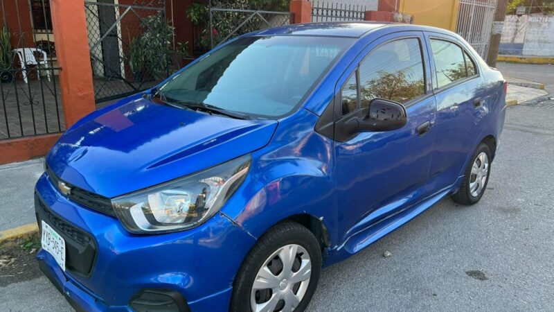 Delincuentes robaron un Beat en el estacionamiento de María Cervecería Macroplaza.