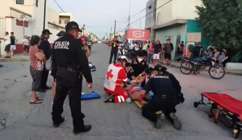 Acelerado chofer choco y lesionó a una pareja de motociclistas en Progreso