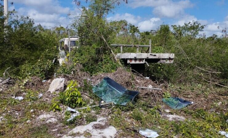 Motuleños se accidentan con una grúa en la vía Kinchil- Celestún