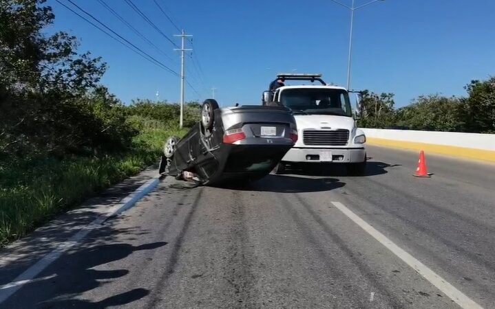 Conductora rápida y furiosa volcó con las llantas hacia arriba en la Mérida- Progreso