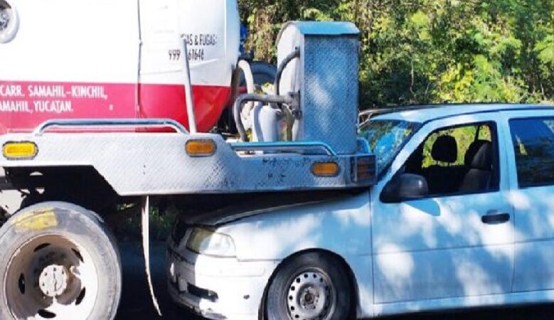 El conductor de un Pointer chocó y ensartó debajo de una pipa en la vía Umán-Samahil