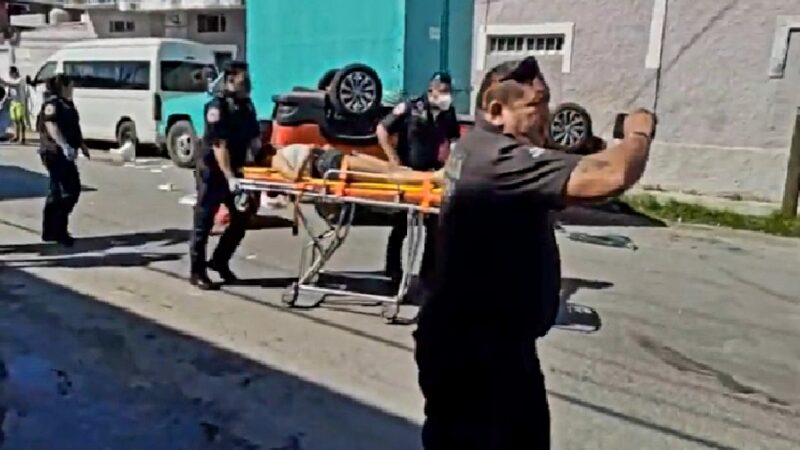 Seis turistas lesionados los chocaron y volcaron en el centro de Progreso