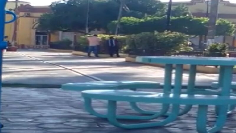 Ebrios se quitan de un baile y orinan en las narices de policías de Seyé