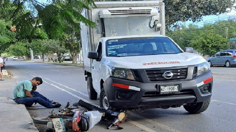 Chofer da vuelta en U y choco a un motociclista en la Avenida Fidel Velázquez
