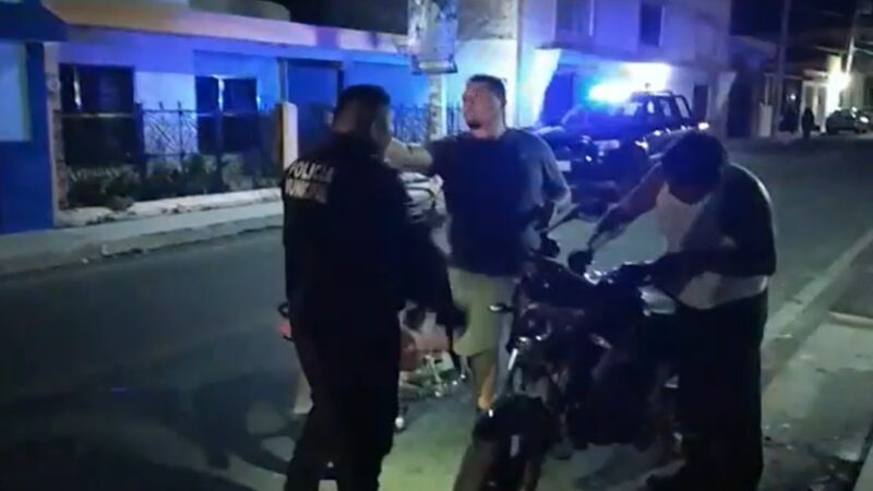 Un motociclista choco contra un señalamiento vial, en Dzidzantún