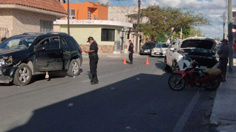 Dos camionetas chocaron en calle muy transitada de Progreso
