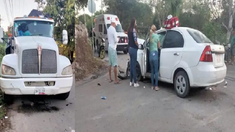 El chofer de una grúa se voló un alto y chocó contra un automóvil Aveo en Izamal