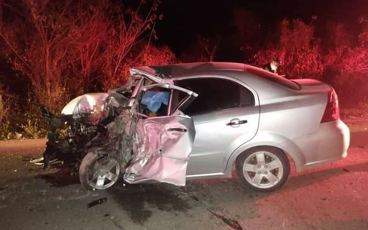 Joven conductor se estrelló contra un tractocamión y murió en el periférico de Valladolid