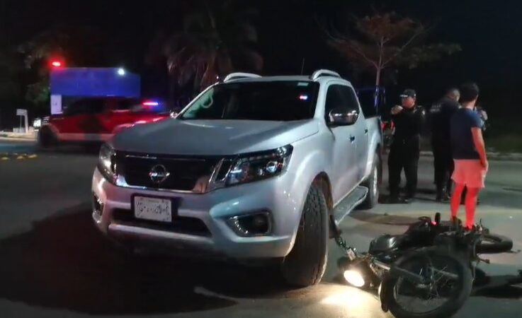Chofer de una Frontier se voló un alto y choco a dos motociclistas en Progreso