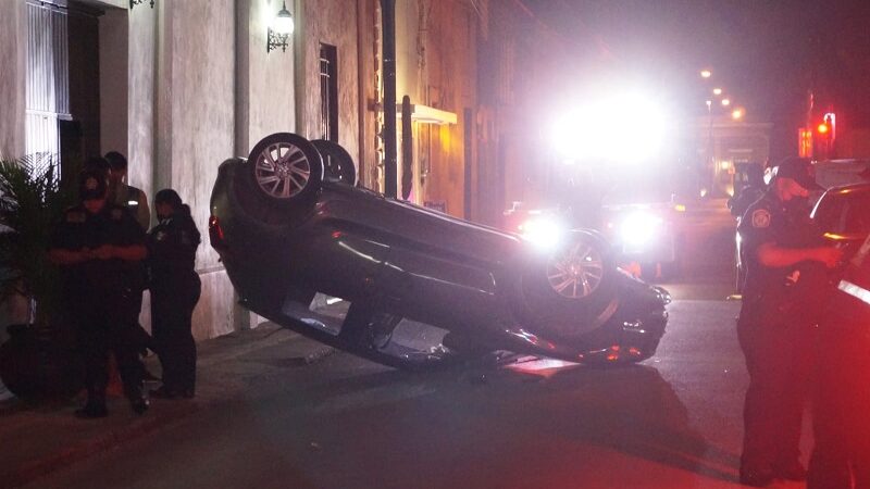 Joven conductora chocó contra dos autos estacionados y volcó en el centro de Mérida