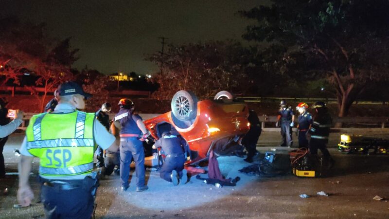 Par de ebrios chocaron y volcaron en el periférico de Mérida: los dos están graves