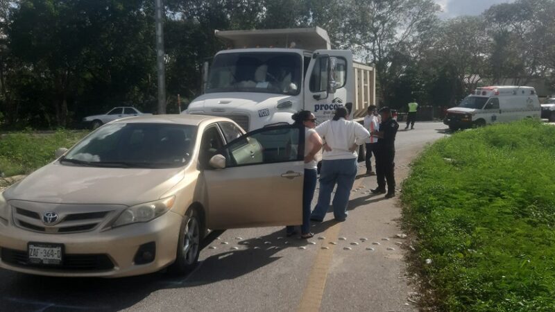 Un volquetero de Procon chocó por alcance un vehículo en el crucero de Conkal
