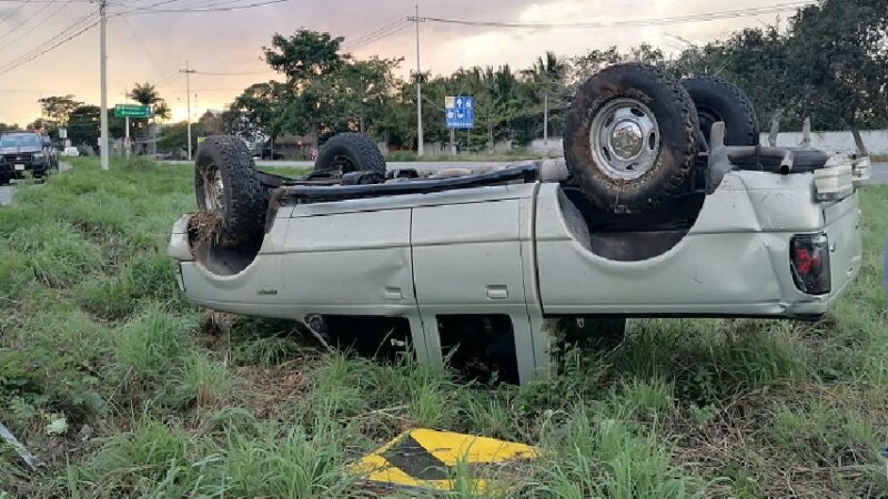 El conductor de una Ford Ranger volcó y lesionó en el entronque de Conkal