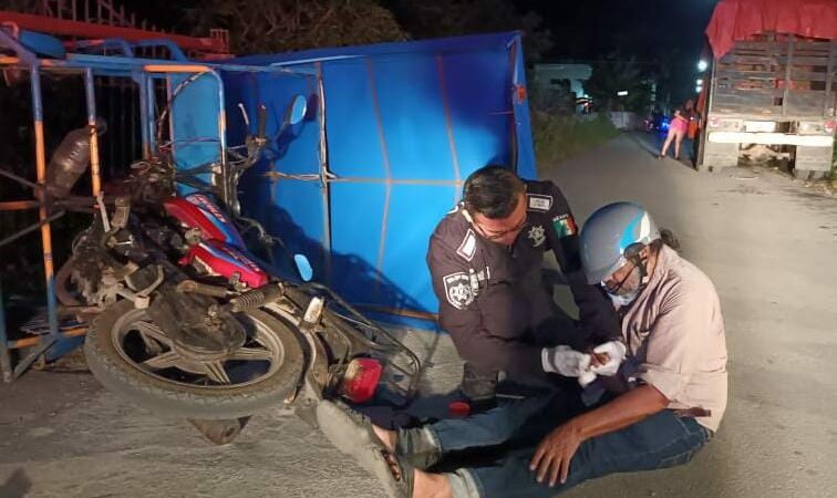 Un tricitaxista atropelló un perro y volcó en Dzidzantún: hay dos lesionados