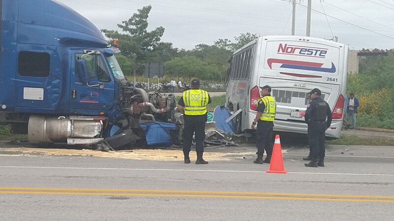 Un tráiler chocó contra un autobús el entronque de Cansahcab; hay dos lesionados
