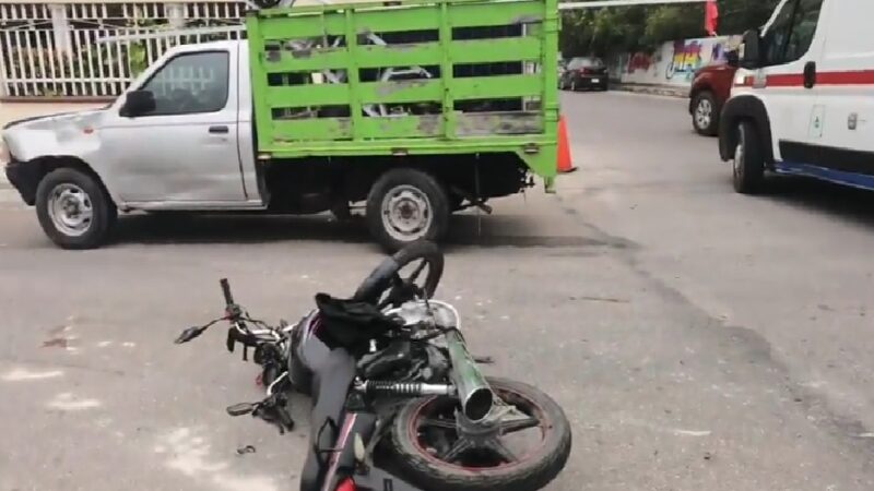 Se vuela un alto, choca y lesiona a un motociclista en Progreso