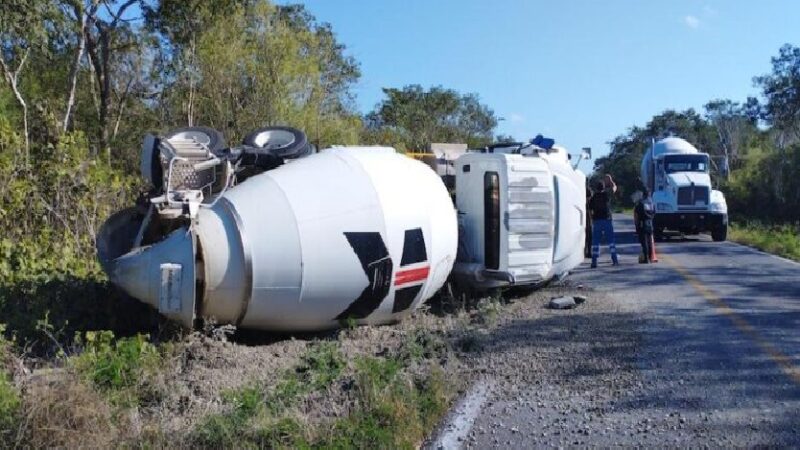 Una revolvedora de la empresa Koncret volcó en la Kinchil-Celestún