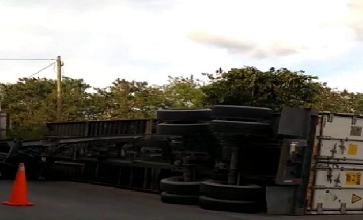 Un tráilero cerro su año volcado en la Mérida-Progreso