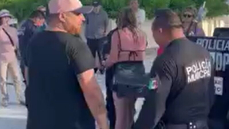 Policías hombres detuvieron a una turista extranjera en el malecón de Progreso