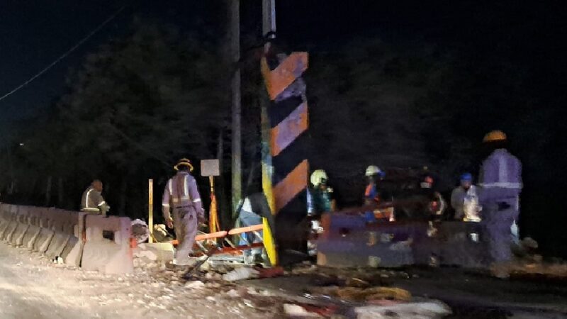 Chofer del Tren Maya derriba un poste de alta tensión en la vía Mérida – Cancún