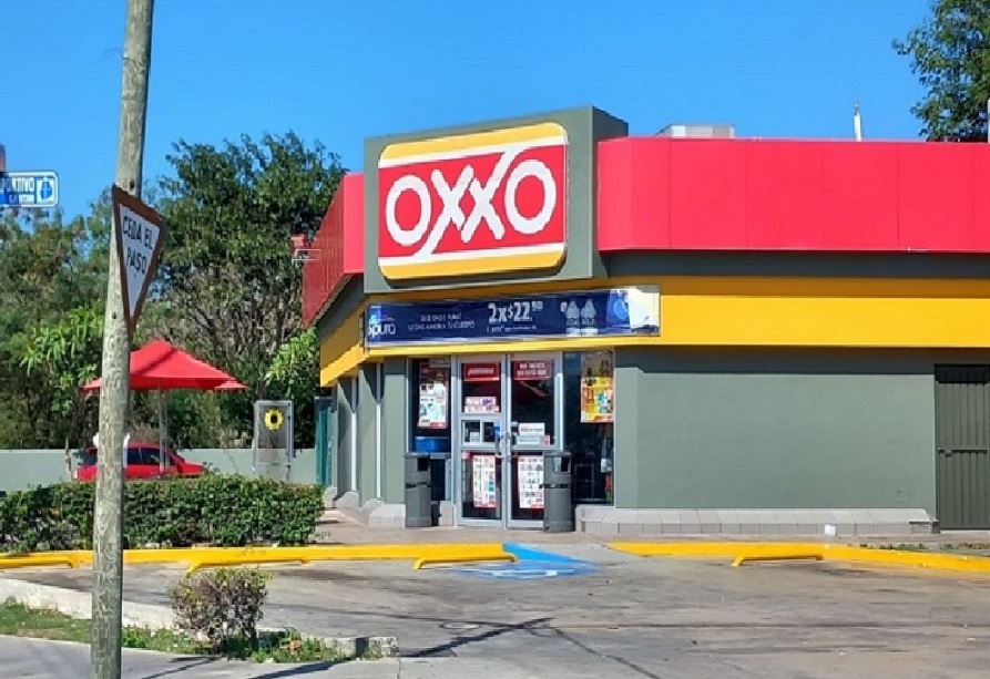 Tres sujetos robaron armados con un cúter un Oxxo en Ciudad Caucel