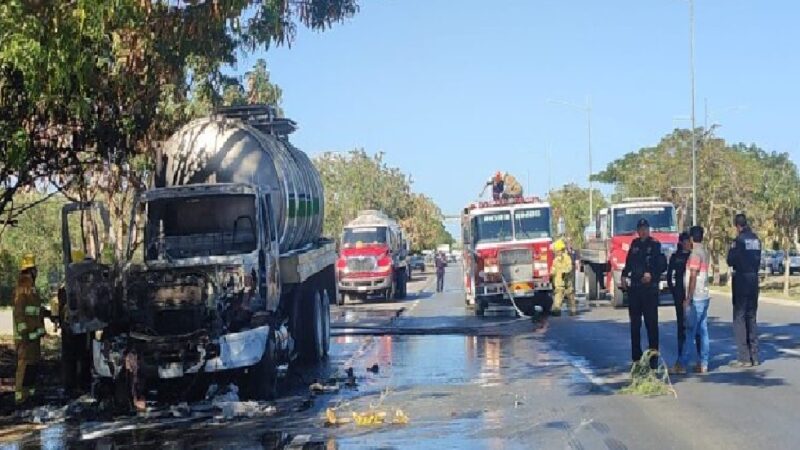 Susto por una pipa en llamas y a punto de explotar con 20 mil litros de gasolina en Mérida