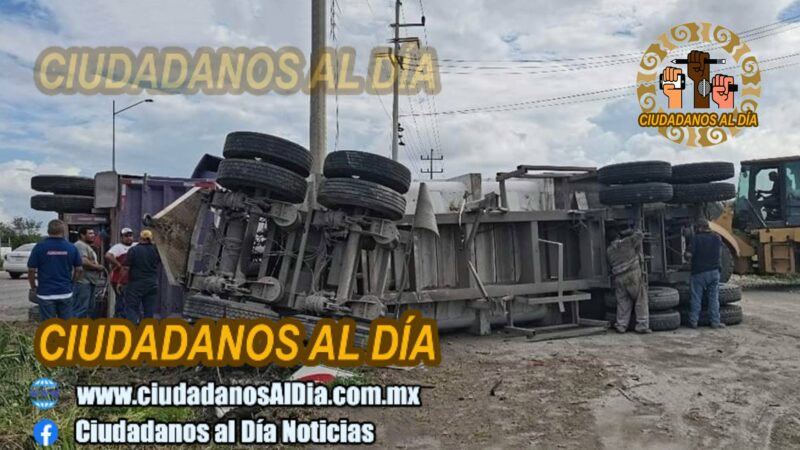 Un tráiler cargado con material para el Tren Maya volcó en la Mérida- Progreso
