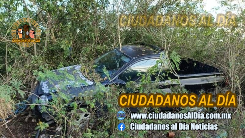 Estalló la llanta de su camioneta y terminó dentro de la maleza en la Motul-Muxupip