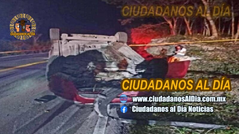 Una pareja termino su día de San Valentín volcados con su Ford Fiesta