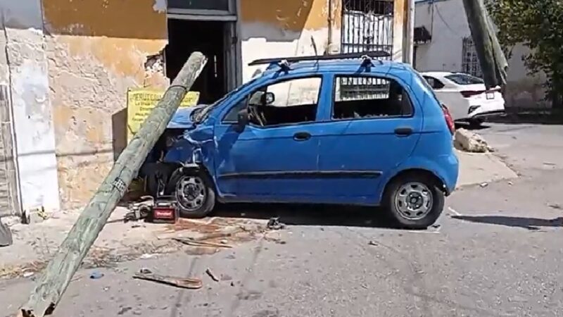Lo choca un Aveo, salió proyectado quebró un poste y se estrelló contra una frutería