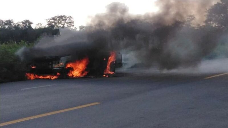 Una camioneta cargada con tablaroca se quemó en la via Temax-Buctzotz