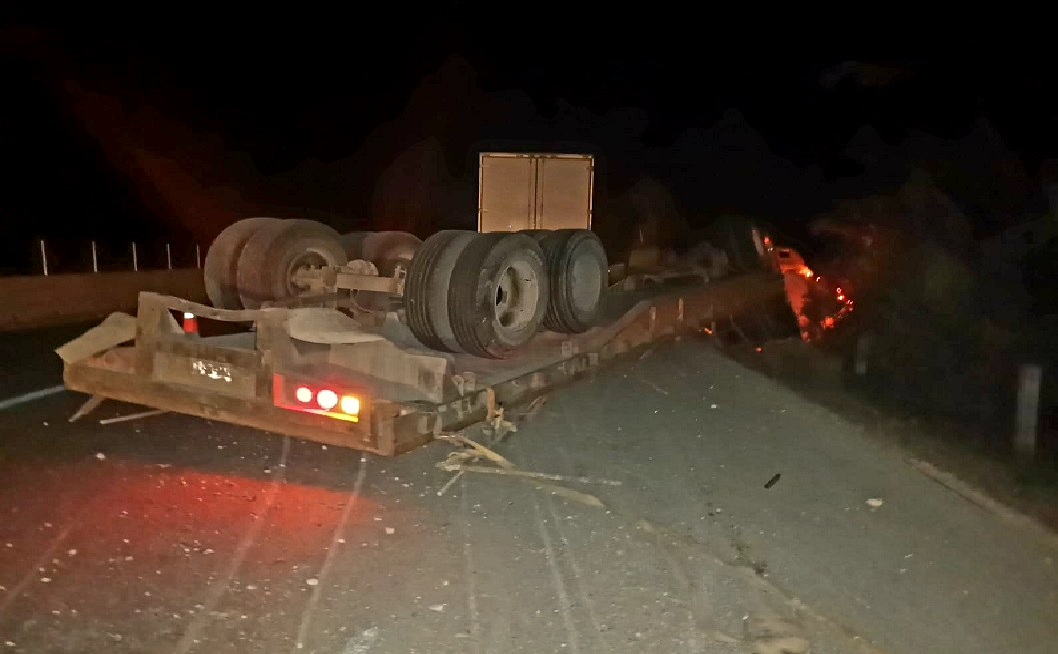 Por una falla mecánica un Joven tráilero volcó en la Mérida- Cancún