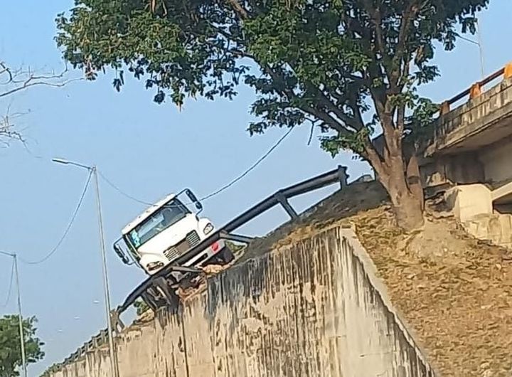 Dormito al volante y quedo colgado del puente de Xmatuil