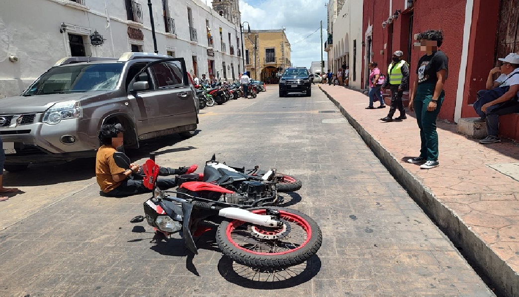 Una conductora abrió su portezuela y chocaron dos motociclistas en el centro de Valladolid