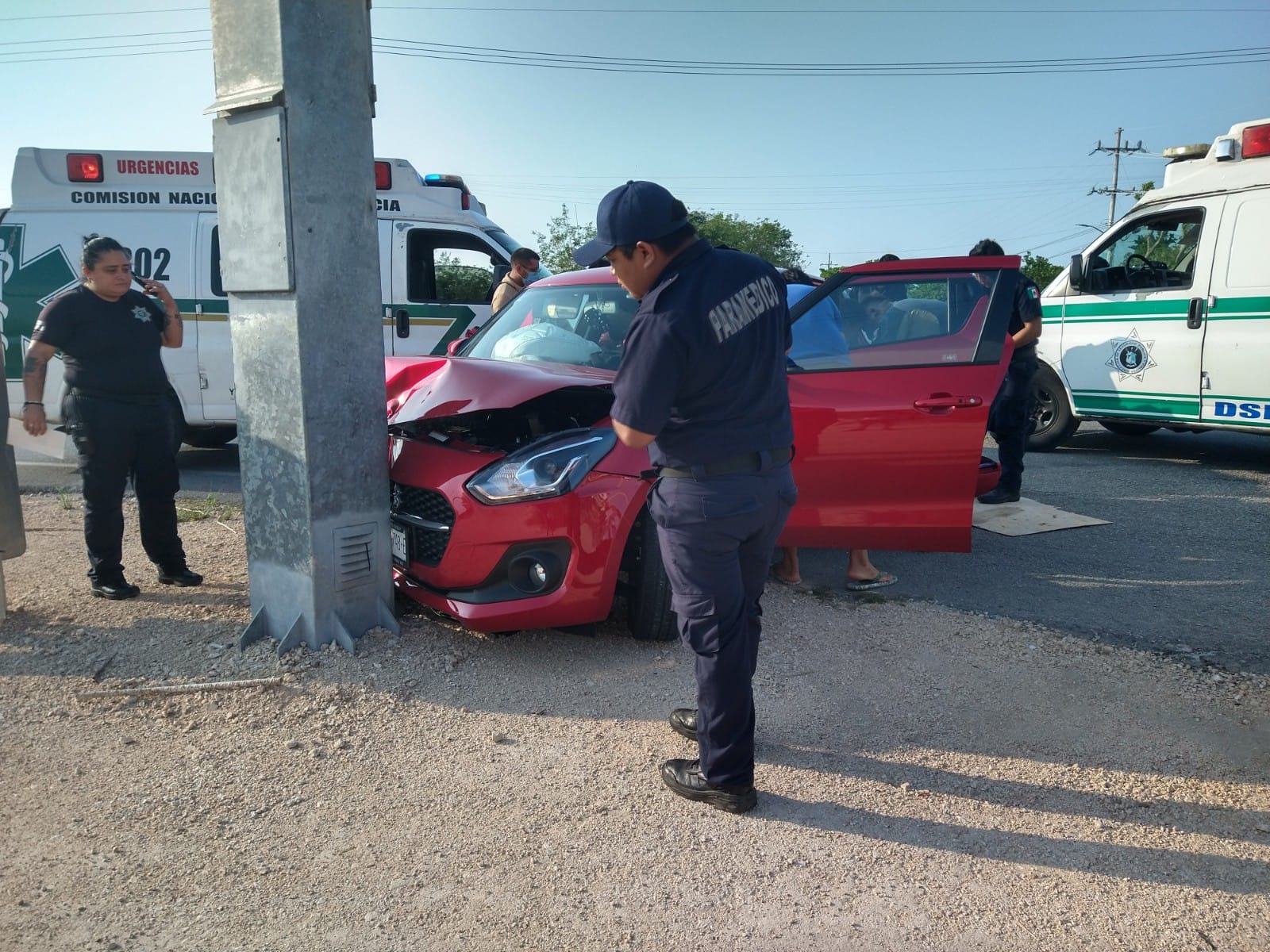 Esquiva una moto y choca contra un poste de las cámaras de SSP en el entronque Motul- Telchac