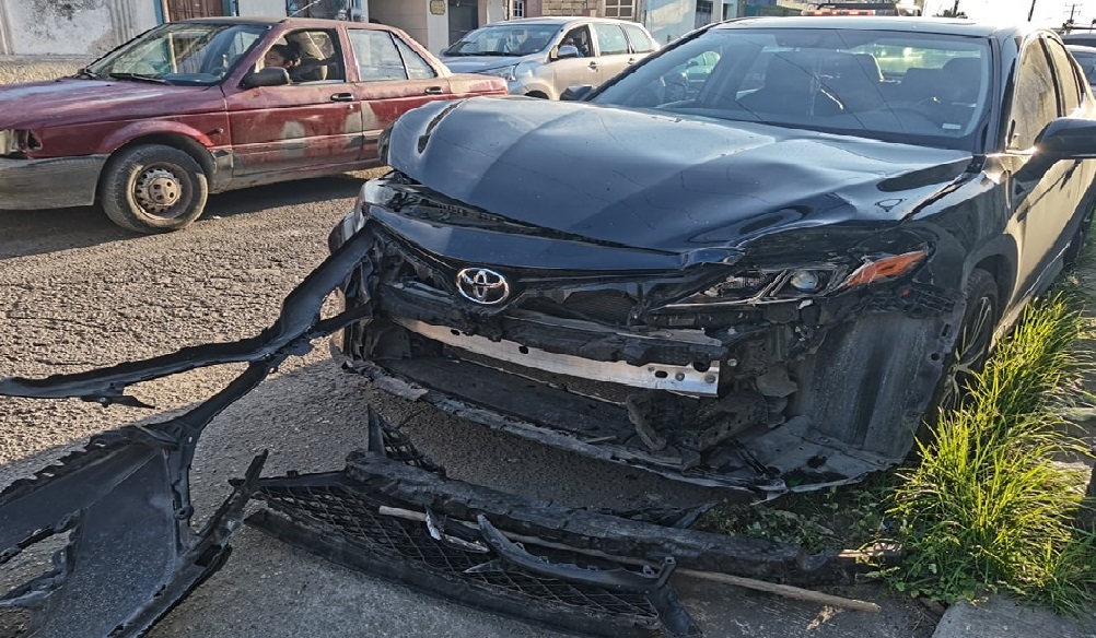 Despistado chofer choca contra un tráiler en el centro de Progreso